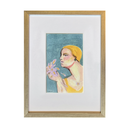 Mujer oliendo una flor