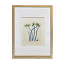 Hombre y perro paseando por palmeras