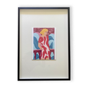 Mujer rubia con vestido rojo junto al mar.