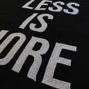 Bordado Frases Fondo Negro Less Is More