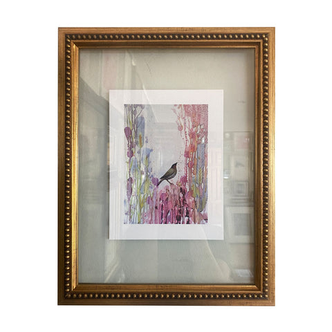 Pájaro gris fondo onírico rosa entre vidrios